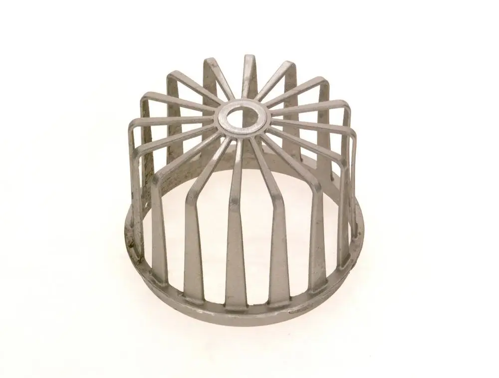 Windschutz aus Metall mit radialer Struktur, hergestellt von Bosch. Eignet sich zur Abdeckung und zum Schutz von Geräten oder Elementen in verschiedenen Anwendungen.
